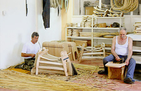 Ο Λυσσαβούδης Σταύρος και ο πατέρας του εν ώρα εγασίας κατασκευάζοντας σαμάρια